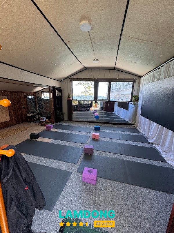 Ore yoga in da lat – studio trong vườn