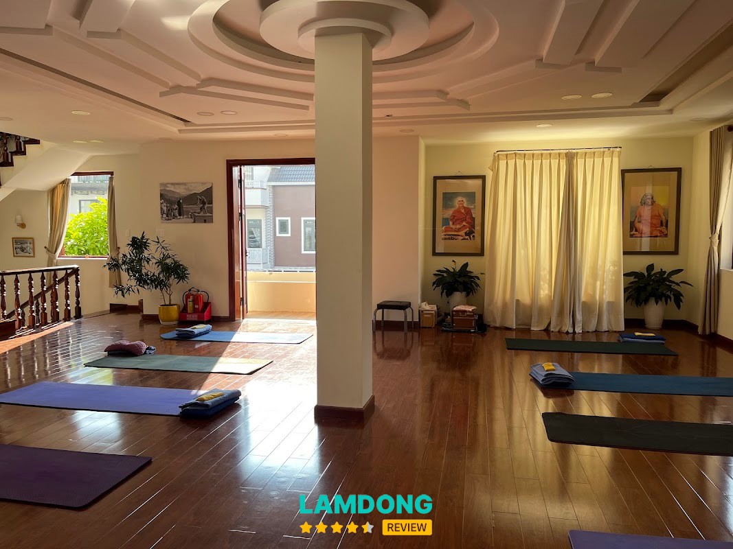 Sivananda Yoga Vedanta Center Dalat – lớp yoga cổ điển