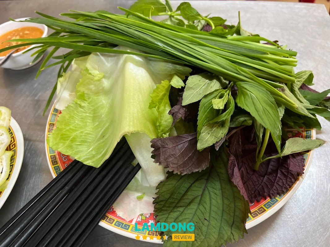 Nem Nướng Lan Phúc – rau và nước chấm