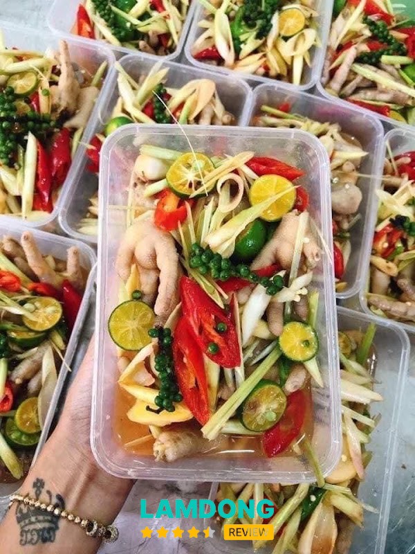 Ăn Vặt Tom – món chân gà sốt Thái