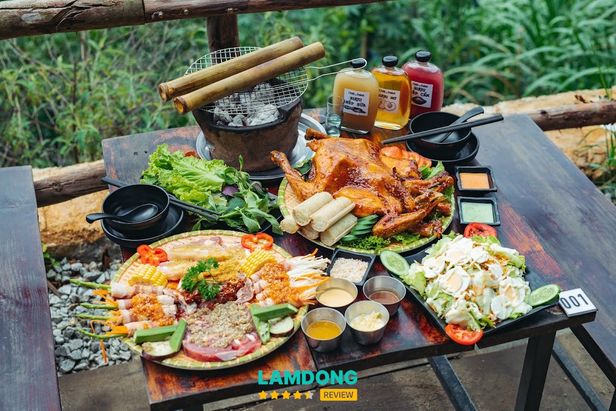 Tiệm Gà Lưng Chừng Đồi – view đồi núi Đà Lạt